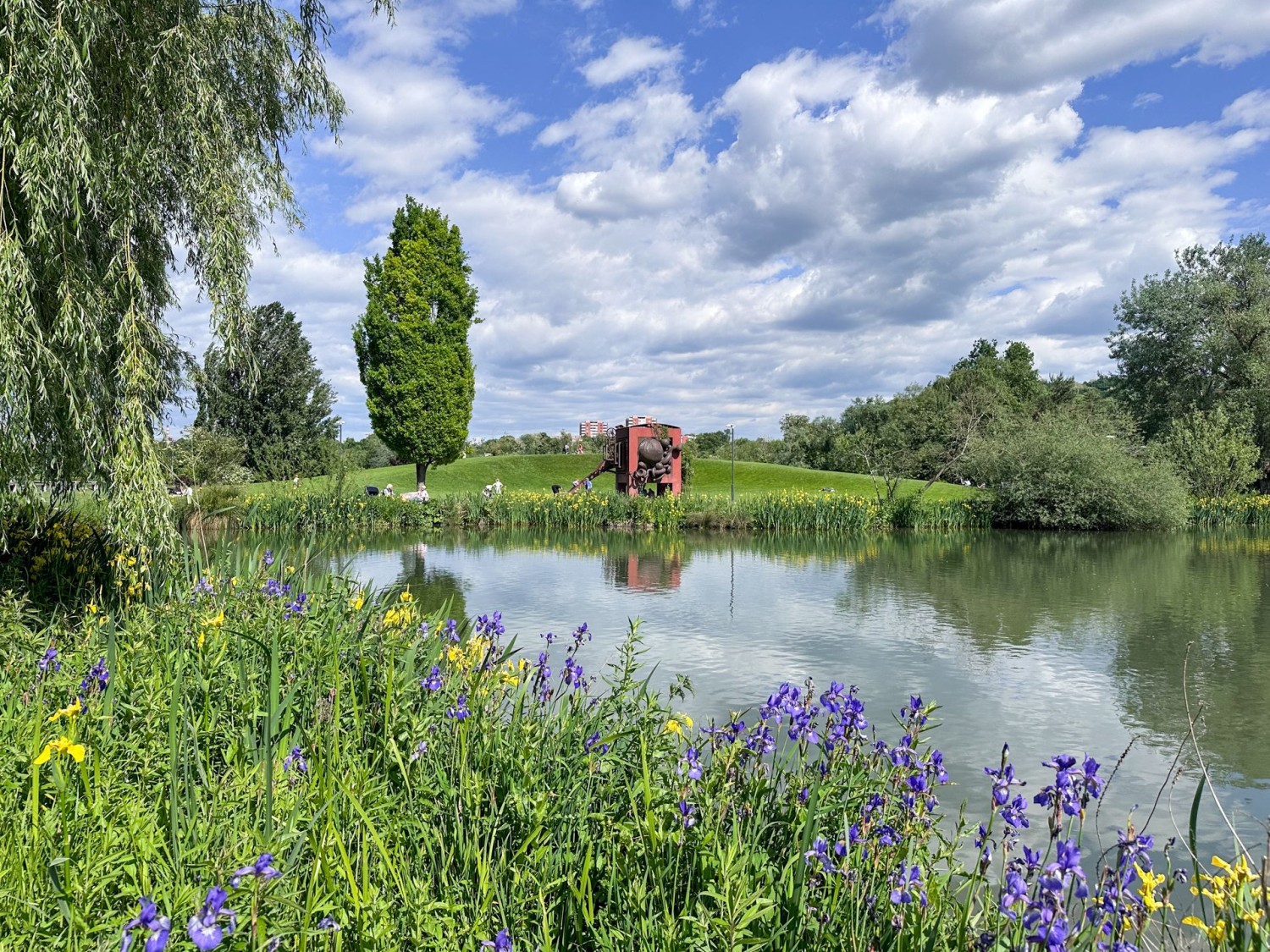 Park im Grünen con scultura in ferro «Amboss».