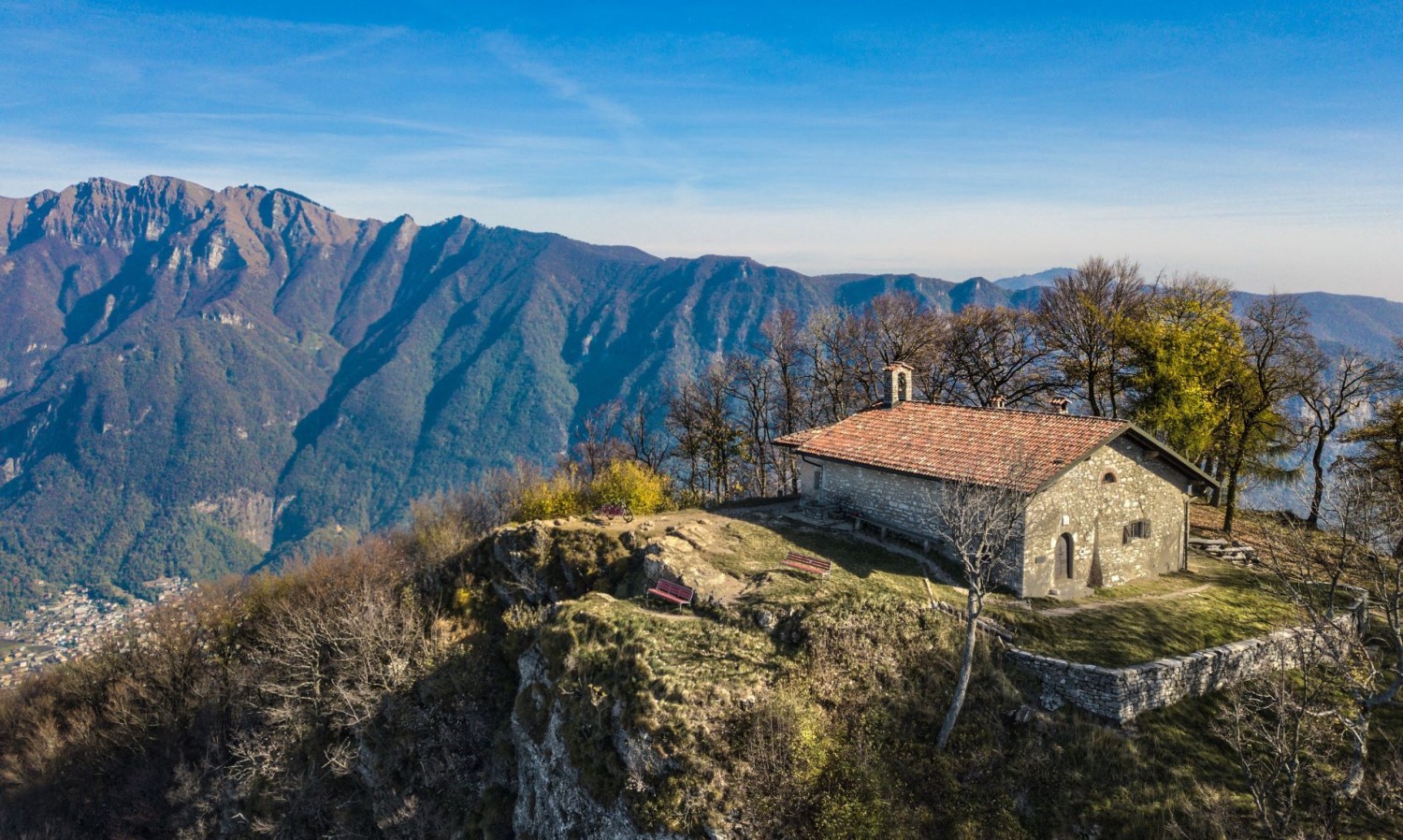 L’Oratorio di San Giorgio au sommet du Monte San Giorgio.