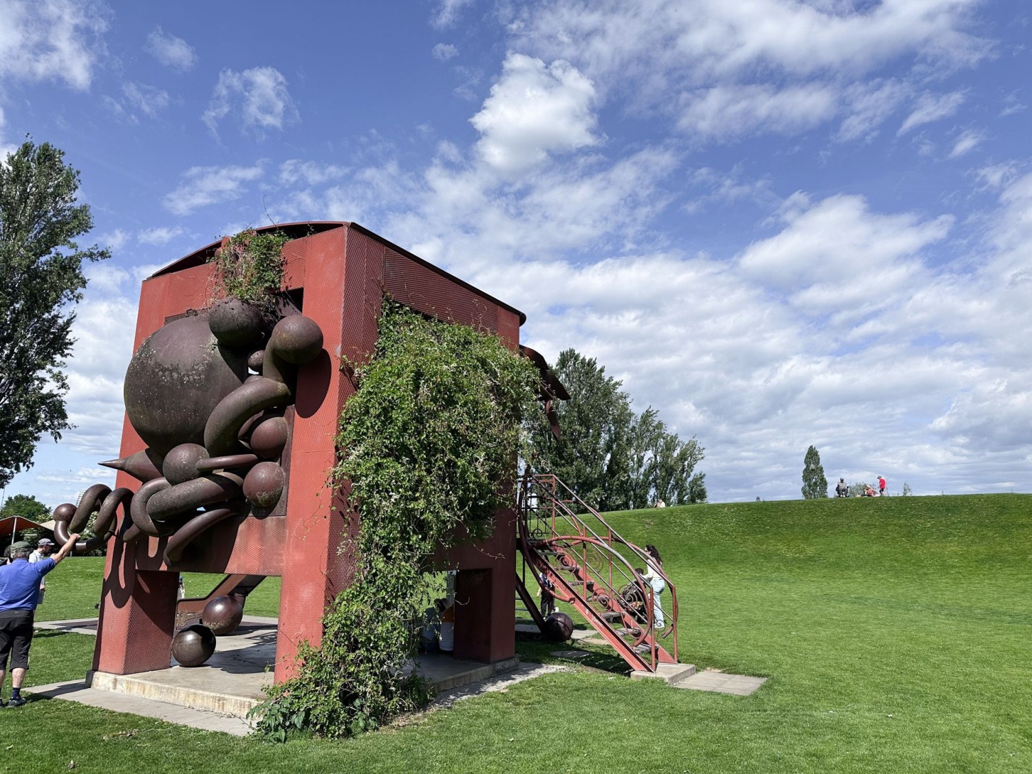 La scultura in ferro «Amboss» di Bernhard Luginbühl sulla collina denominata «Wolkenhügel» nel Park im Grünen.