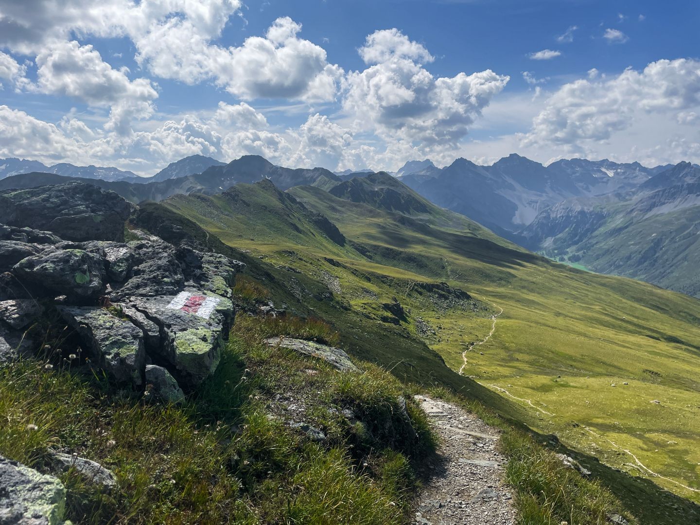 Die Weite der Bünder Bergwelt ist auf dieser Wanderung gut spürbar.