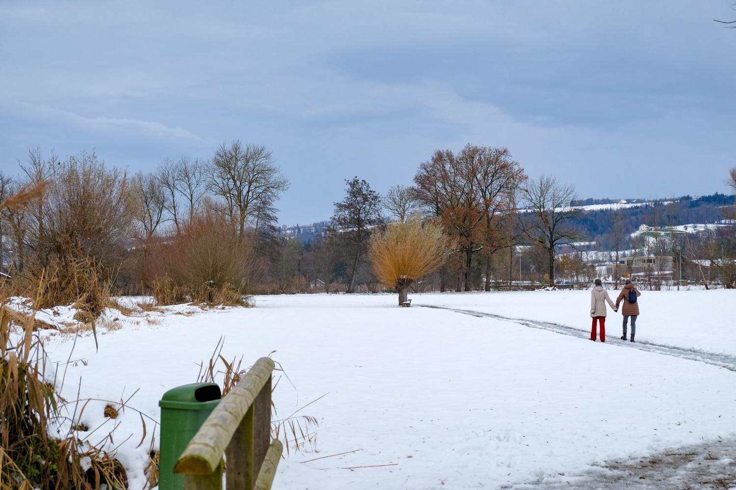 Mal führt der Weg am Seeufer entlang, dann wieder über offenes Feld.
