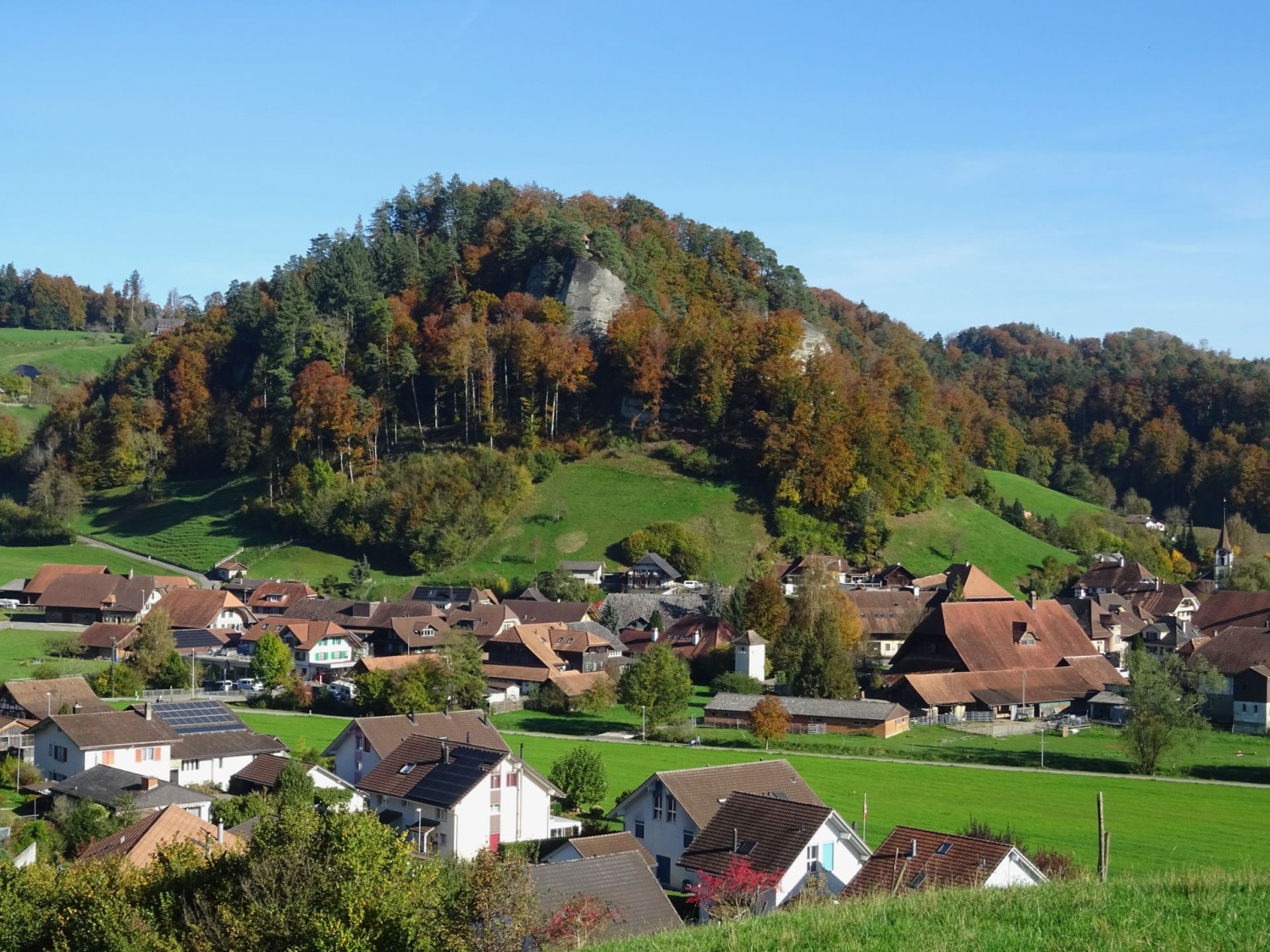 Blick auf Krauchthal. Aus dem herbstlichen Wald ragen Sandsteinfelsen.
