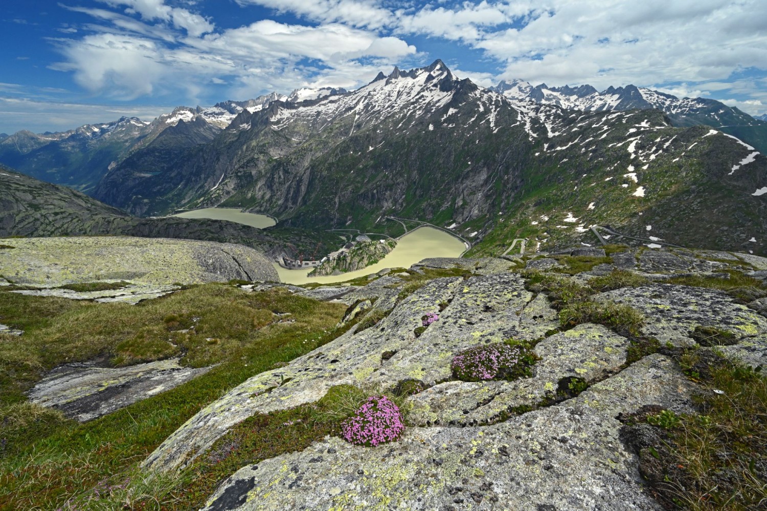 Räterichsboden- und Grimselsee, in der Bildmitte das Hospiz.