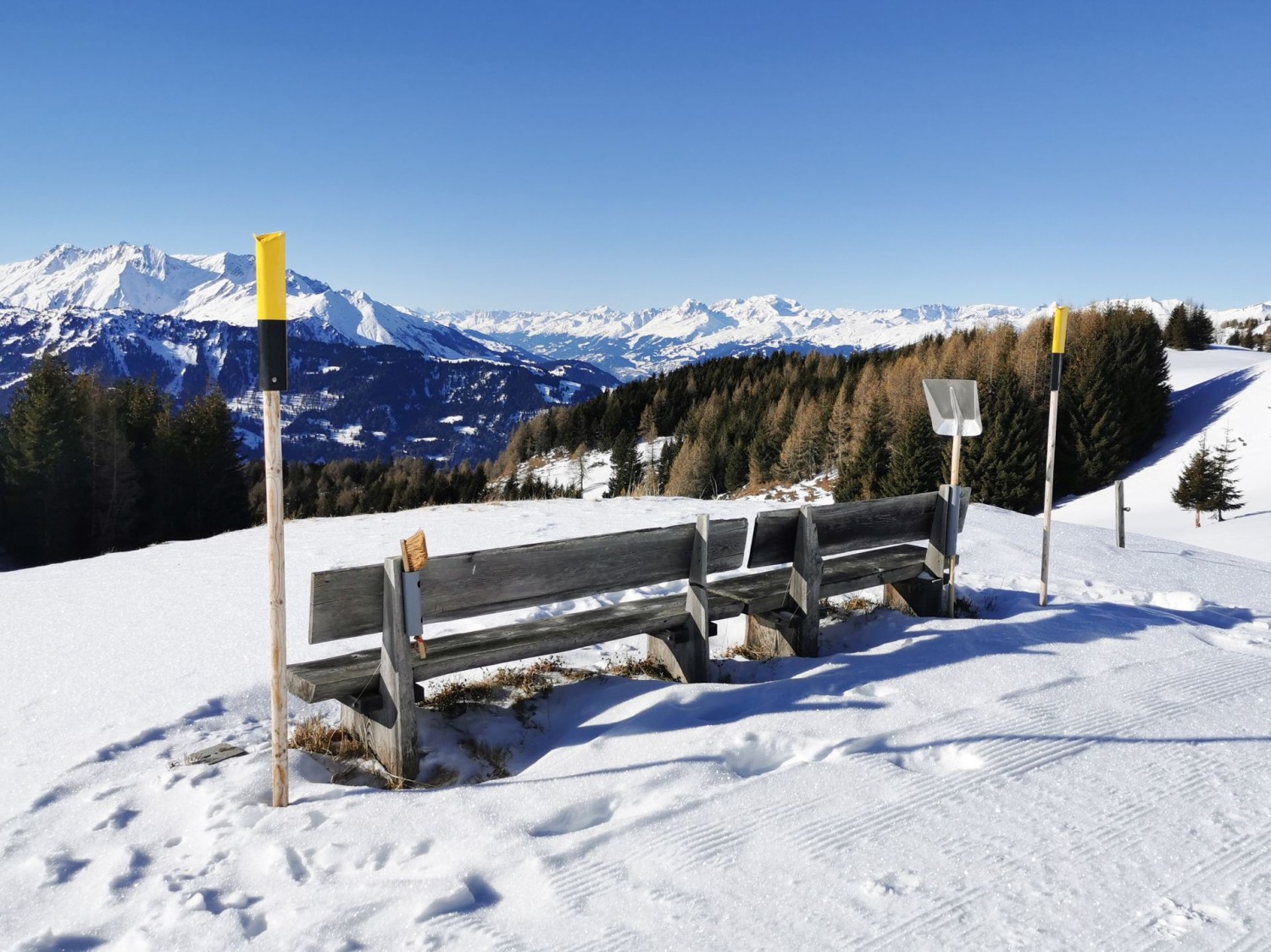 Près de l’alpage Raguta, ces bancs offrent une vue imprenable sur les sommets des vallées du Rhin antérieur et postérieur.