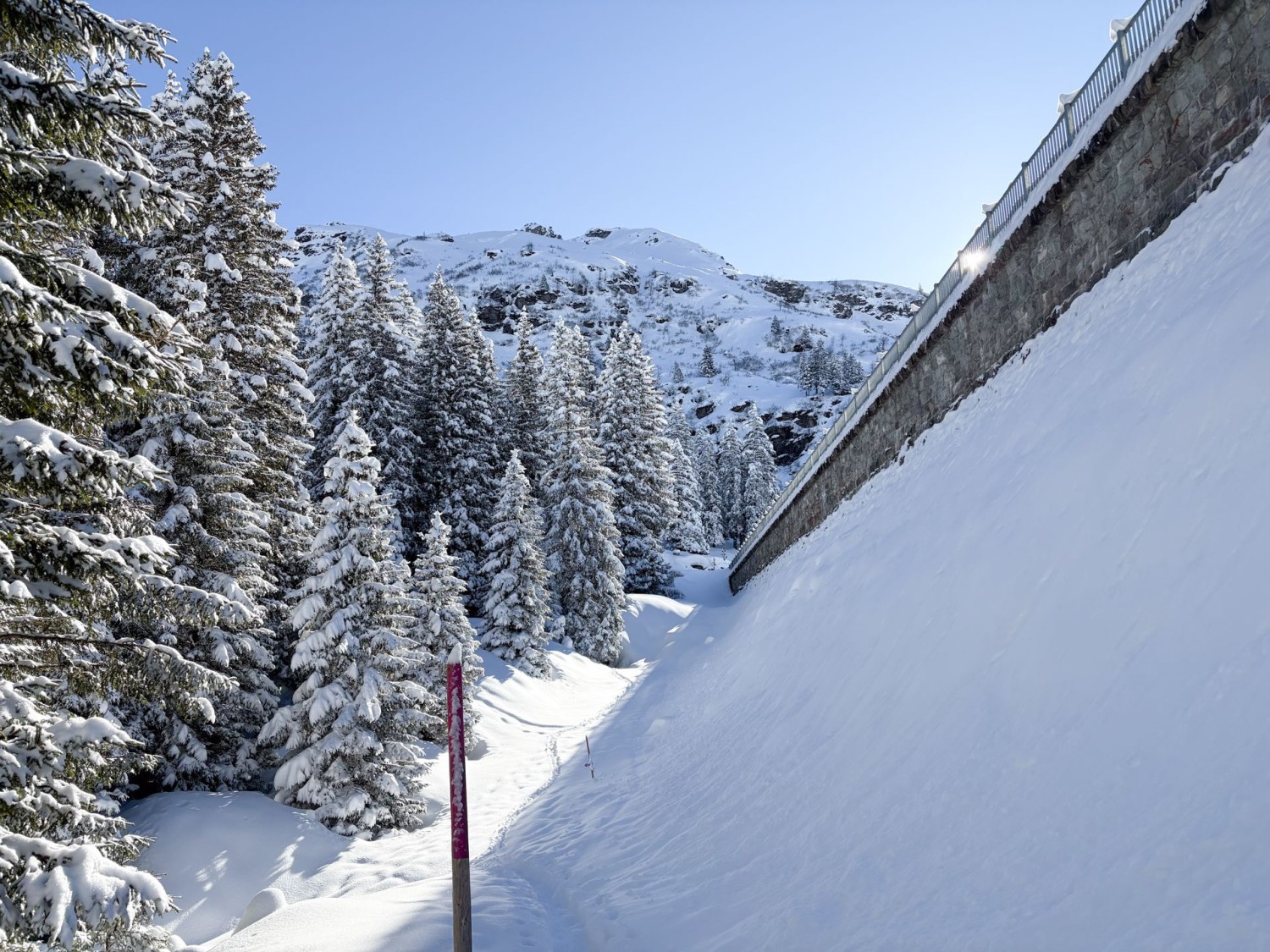 Enfin, le barrage surgit sur la droite.