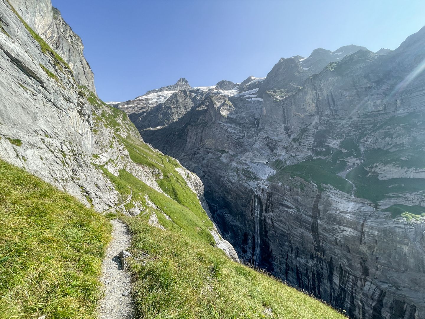 Der Weg zur Glecksteinhütte ist exponiert und nur für schwindelfreie und trittsichere Wandernde geeignet.
