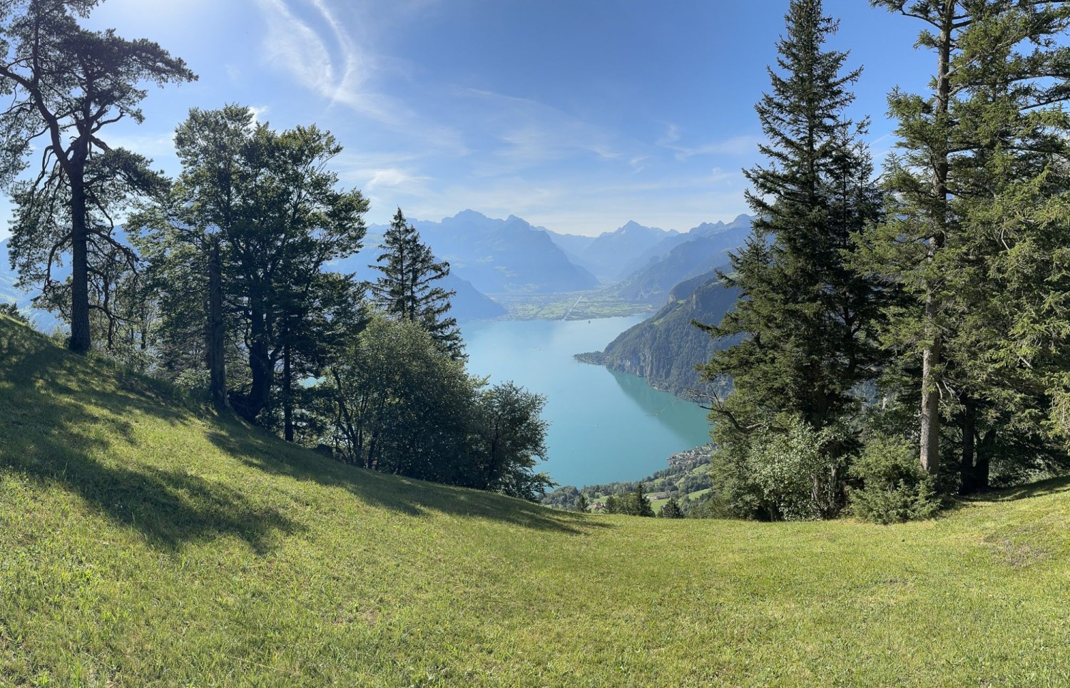 Ideal für die Pause: auf Haltenen mit dem Urnersee und dem Reusstal.