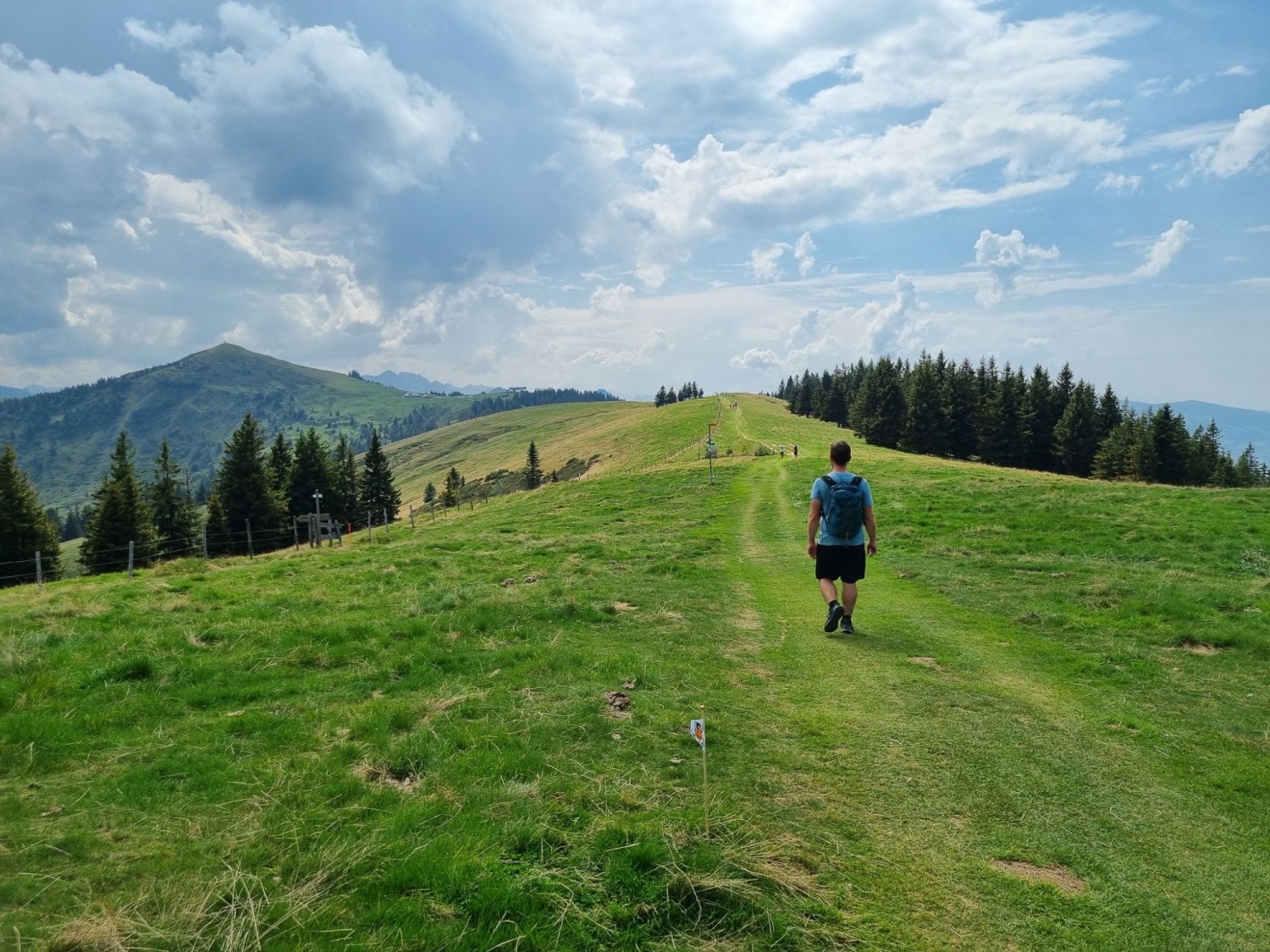 Aussichtsreiche Wanderung mit La Berra im Blick, dem Ziel.