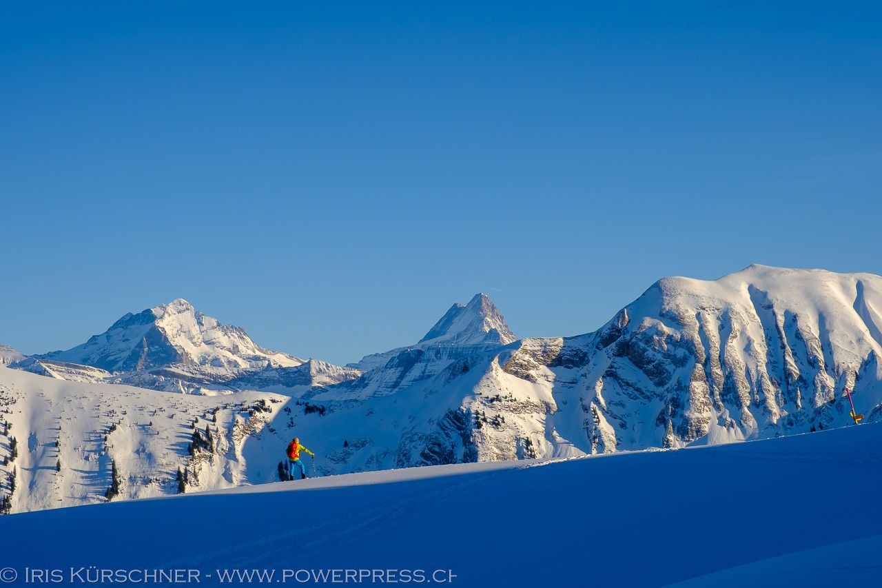 Le Wetterhorn, le Schreckhorn et l’Augstmatthorn se montrent à l’horizon.