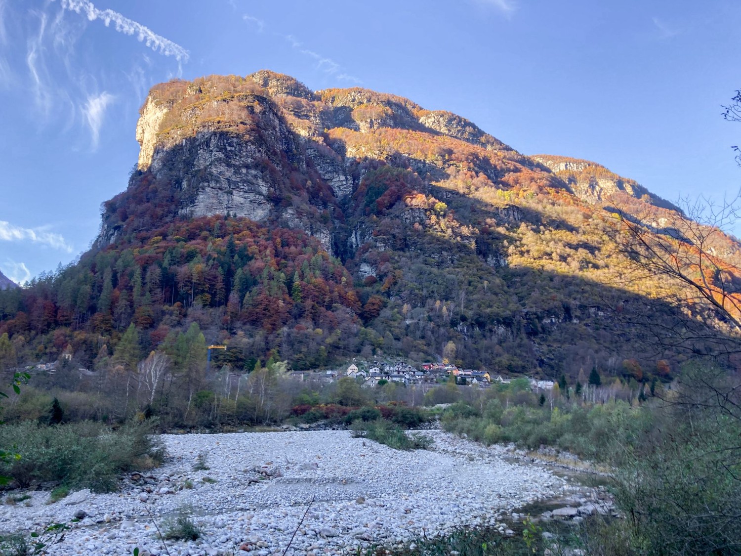 Brione liegt im Herbst schon früh im Schatten.