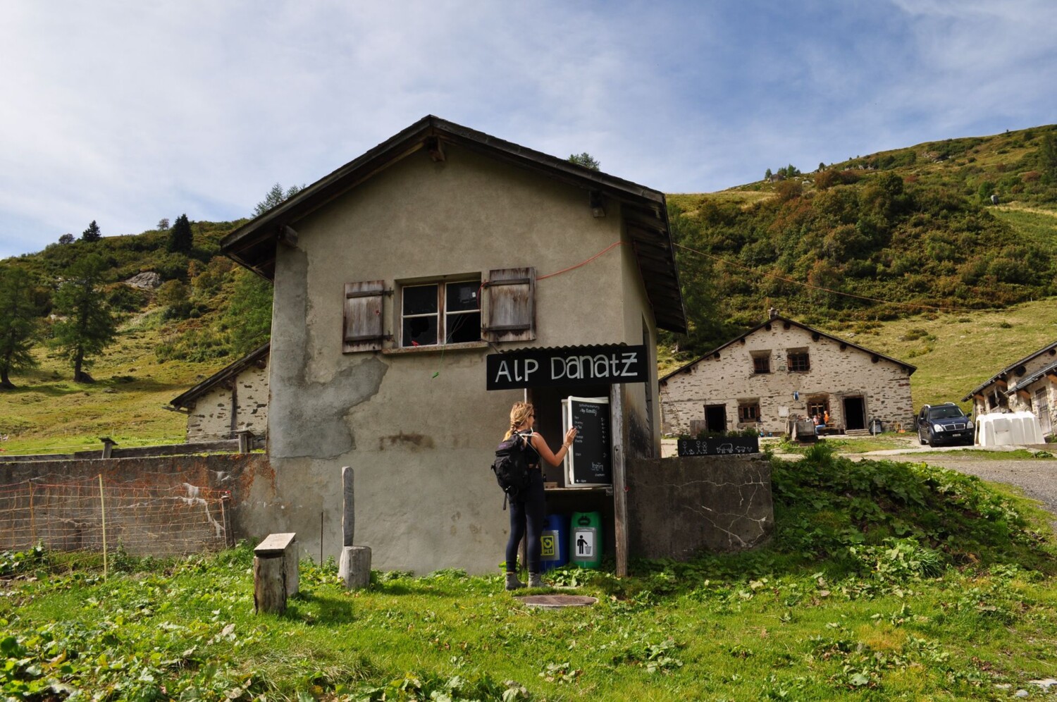 Bei der Alp Danatz kann man sich mit erfrischenden Getränken und Bergkäse vom Selbstbedienungsschrank eindecken.