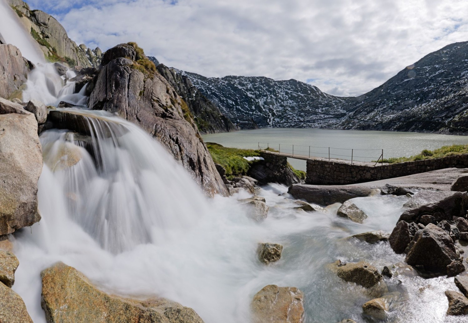 Bei Undrist Juchli fliesst dieser Bergbach in den Grimselsee.