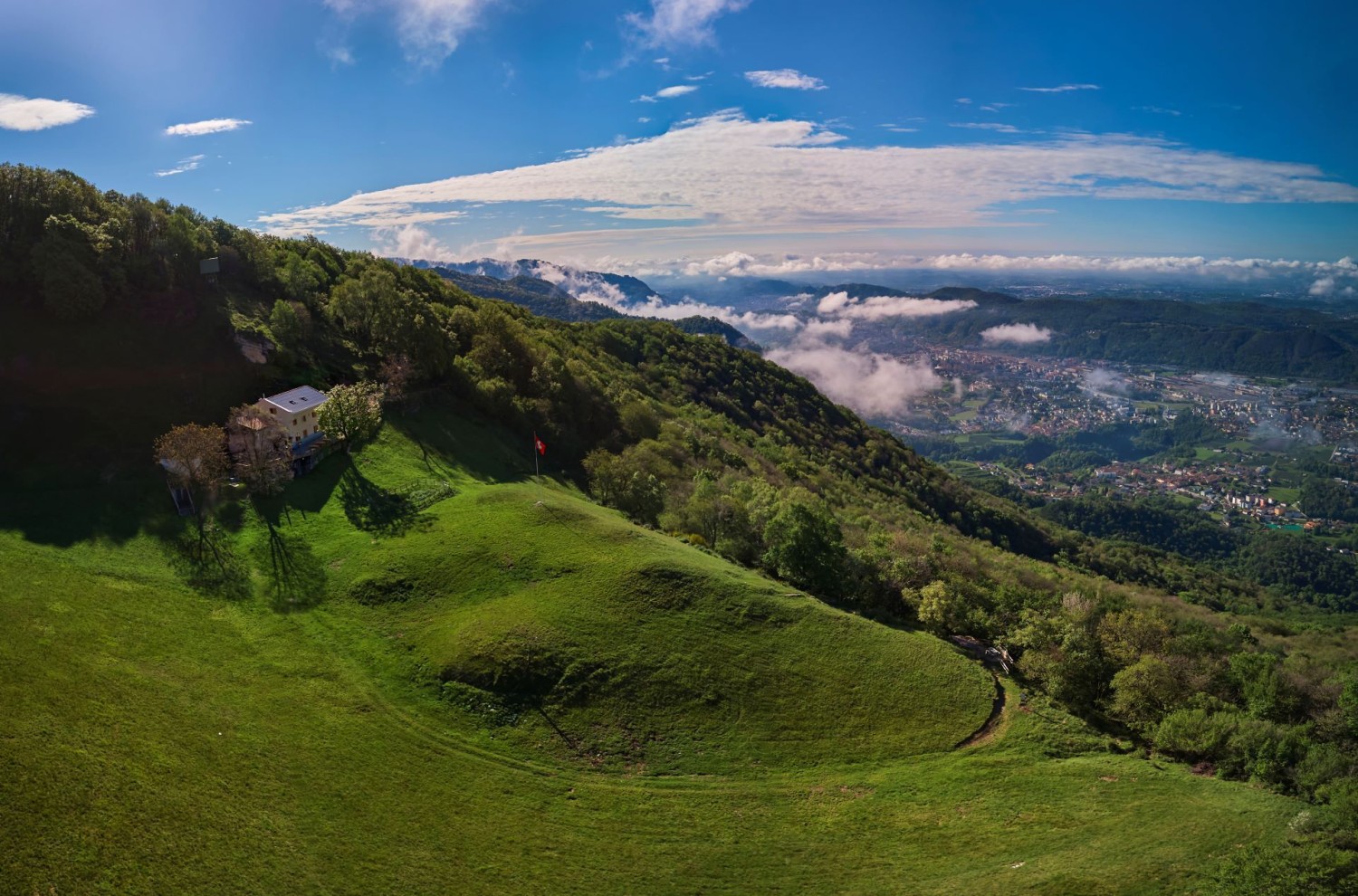 Depuis l’Alpe di Caviano, on jouit d’une vue fantastique.