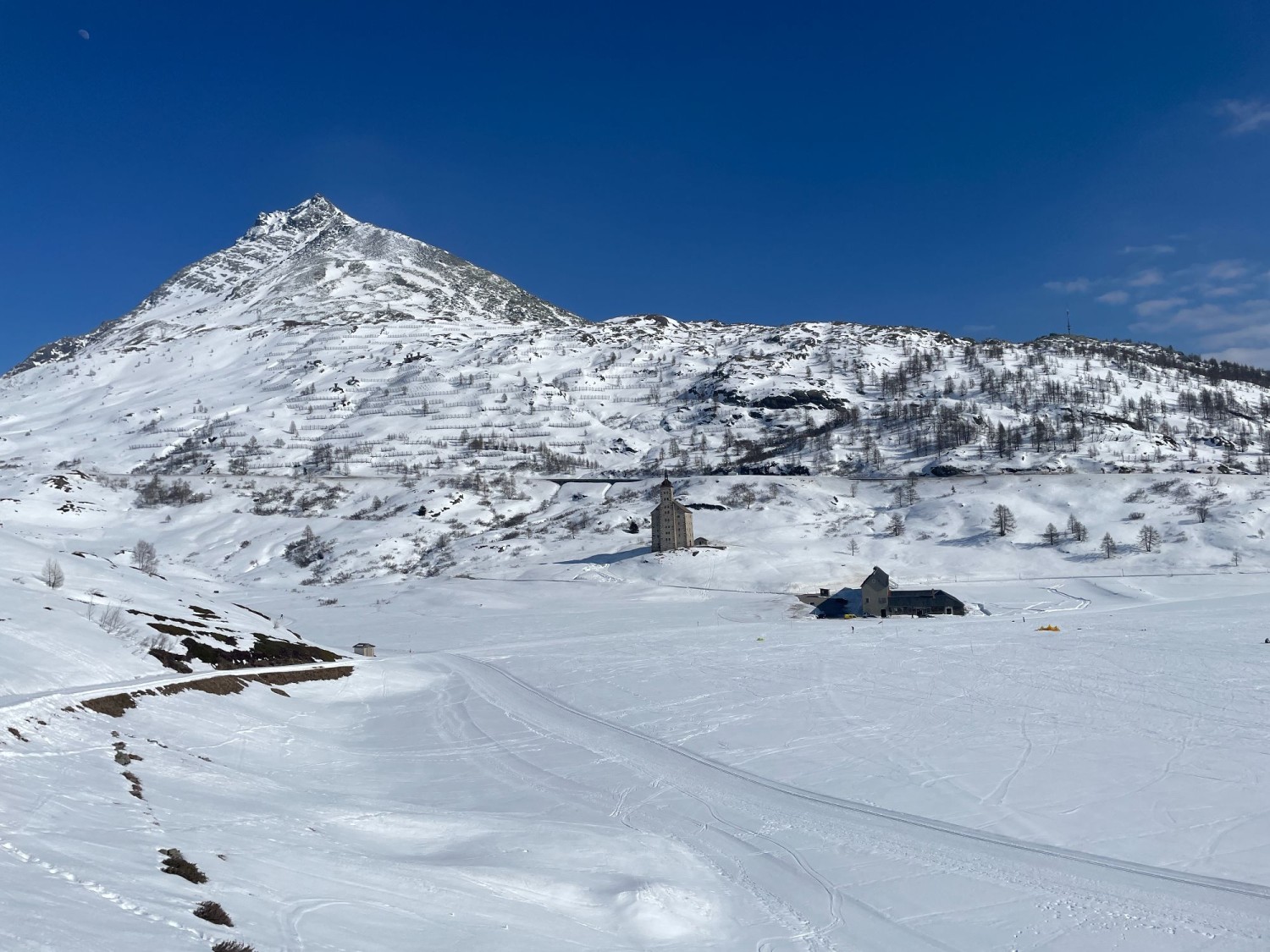 Le Vieux Spittel et, à sa droite, la Maison Barral. Au-dessus des bâtiments, le Hübschhorn