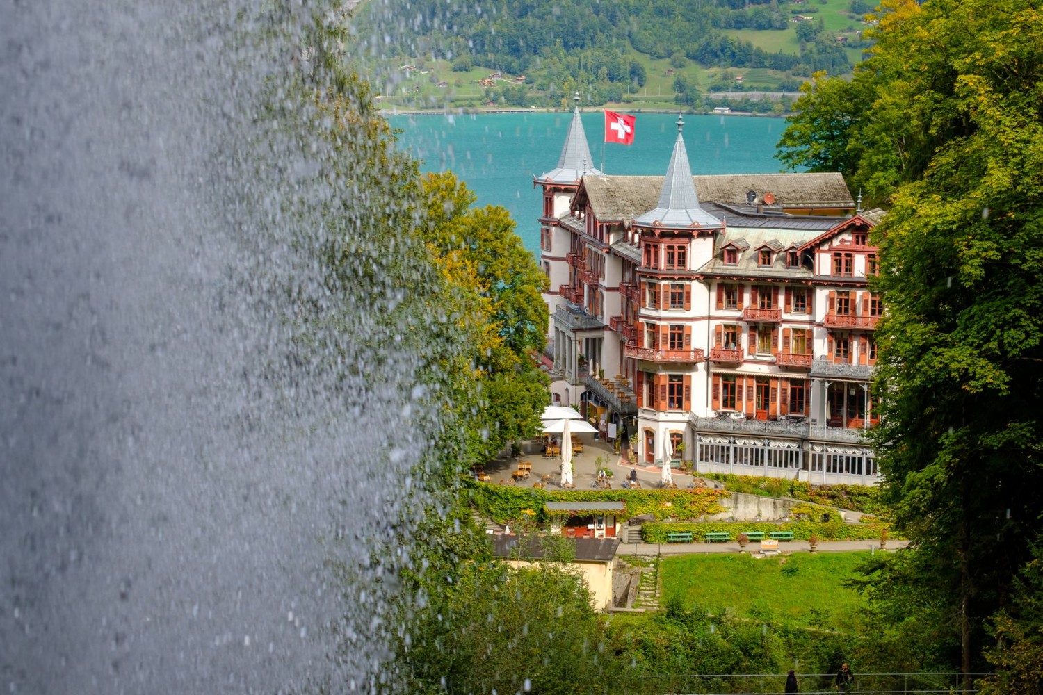 Hinter dem Wasservorhang das Grandhotel Giessbach.