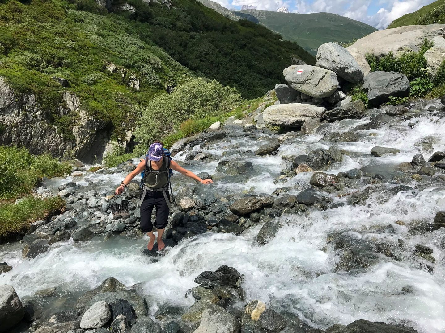 Le torrent de Penne est également traversé, mais sans pont. Rien de tel que d’enlever ses chaussures et de marcher pieds nus pour se rafraîchir. Un peu plus en amont du ruisseau, une corde aide à traverser le cours d’eau.
