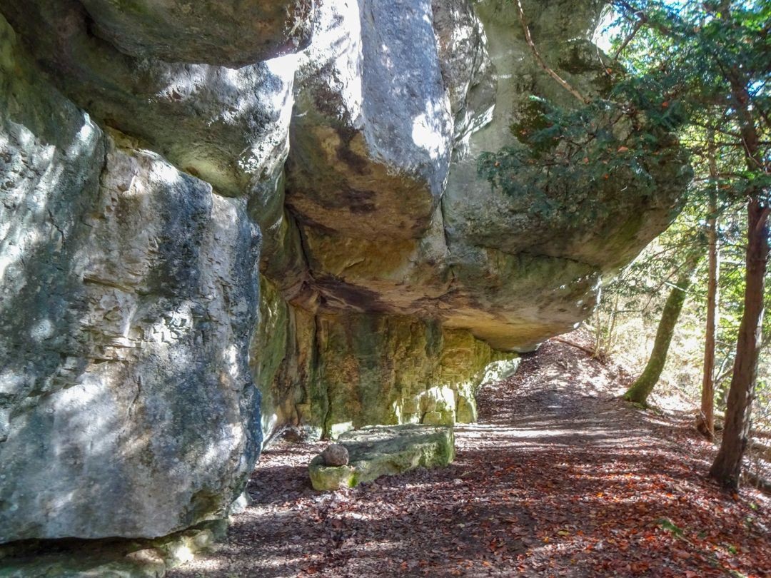Der Abstieg durch die Seyon-Schlucht wird von mächtigen Felswänden flankiert.