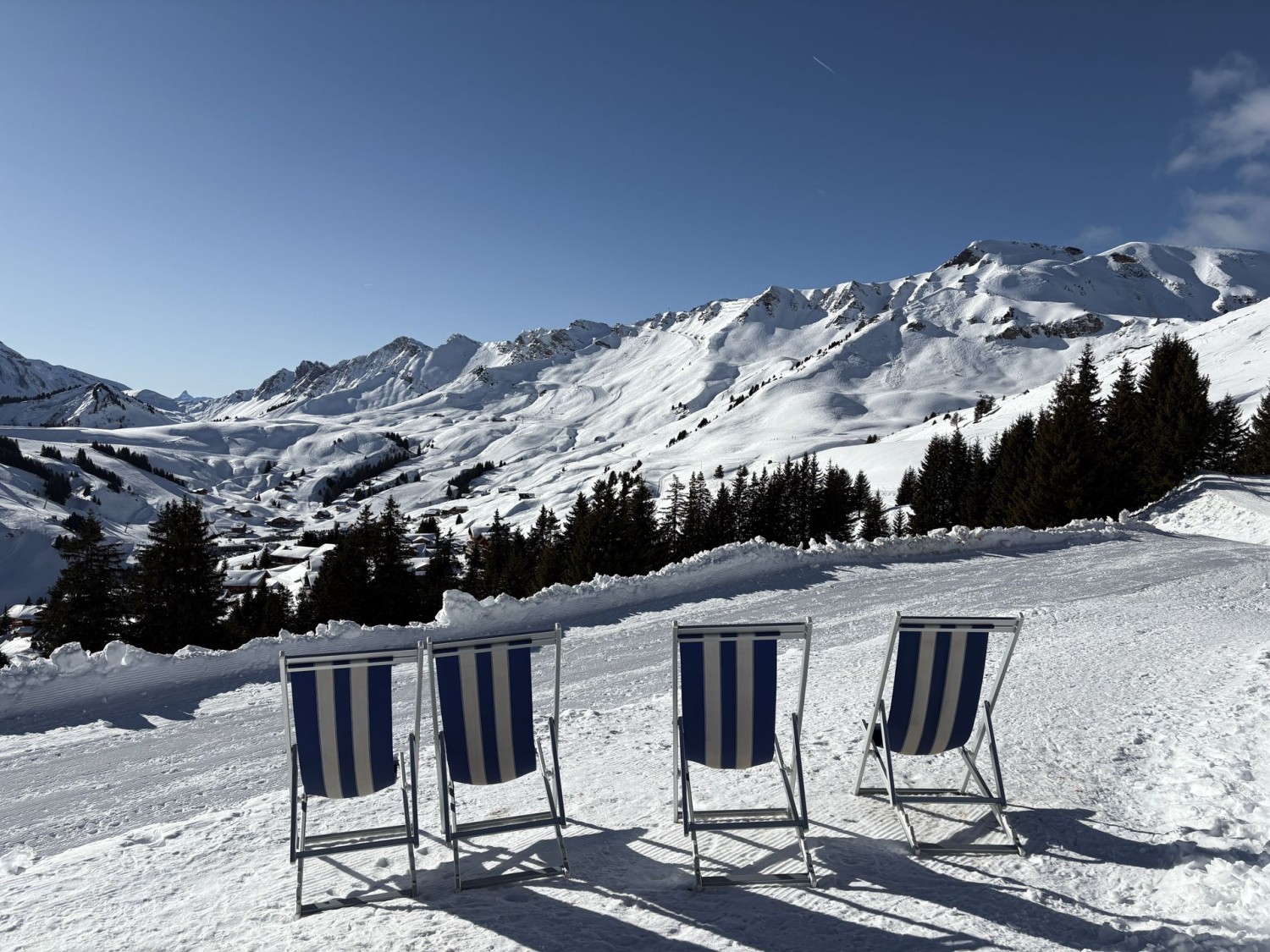 Beim Restaurant «Relais Panoramique » laden Liegestühle zum Ausruhen ein.