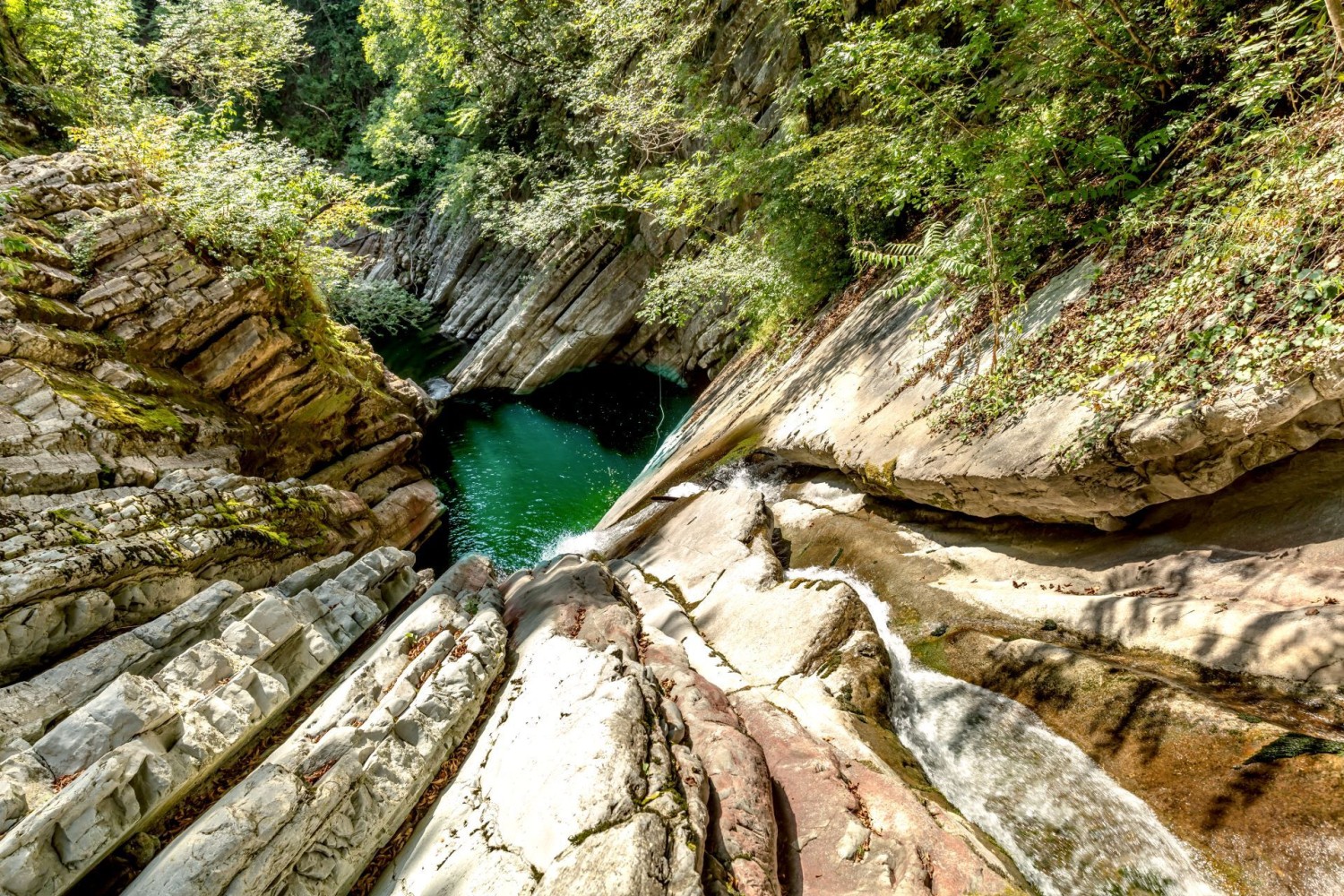 Piscine naturelle dans le parc des gorges de Breggia.