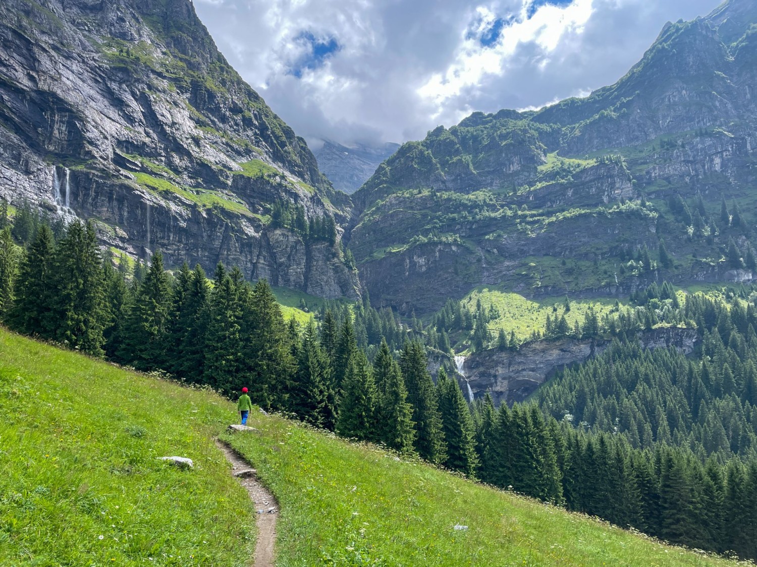 Steile Felsen und hohe Wasserfälle prägen die Wanderung.