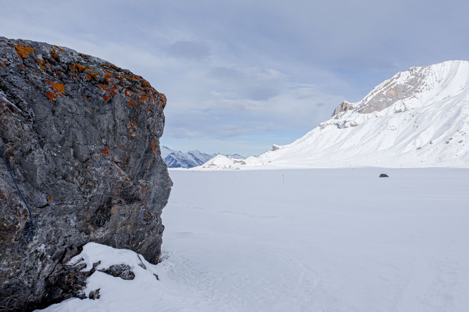Dunkel und hart ragt der Grosse Lägerstei aus der weichen winterlichen Landschaft.