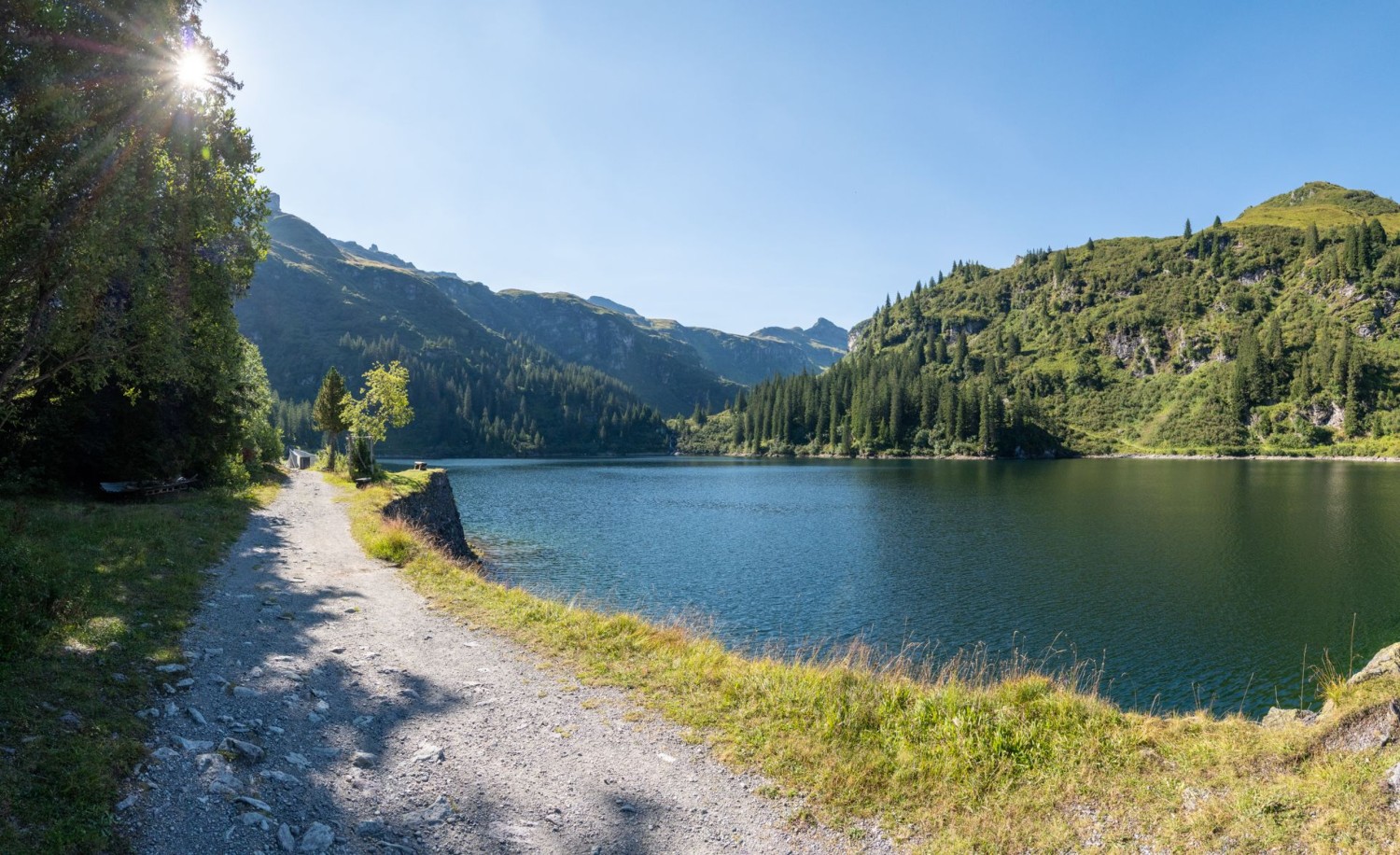 Der Stausee Garichti ist nicht nur Ziel für Spaziergänger, hier beginnen auch zahlreiche Bergwanderungen.