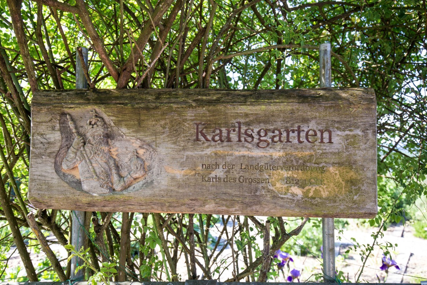 Liselotte et Beat Baumgartner ont créé eux-mêmes le panneau d’entrée du Karlsgarten.
