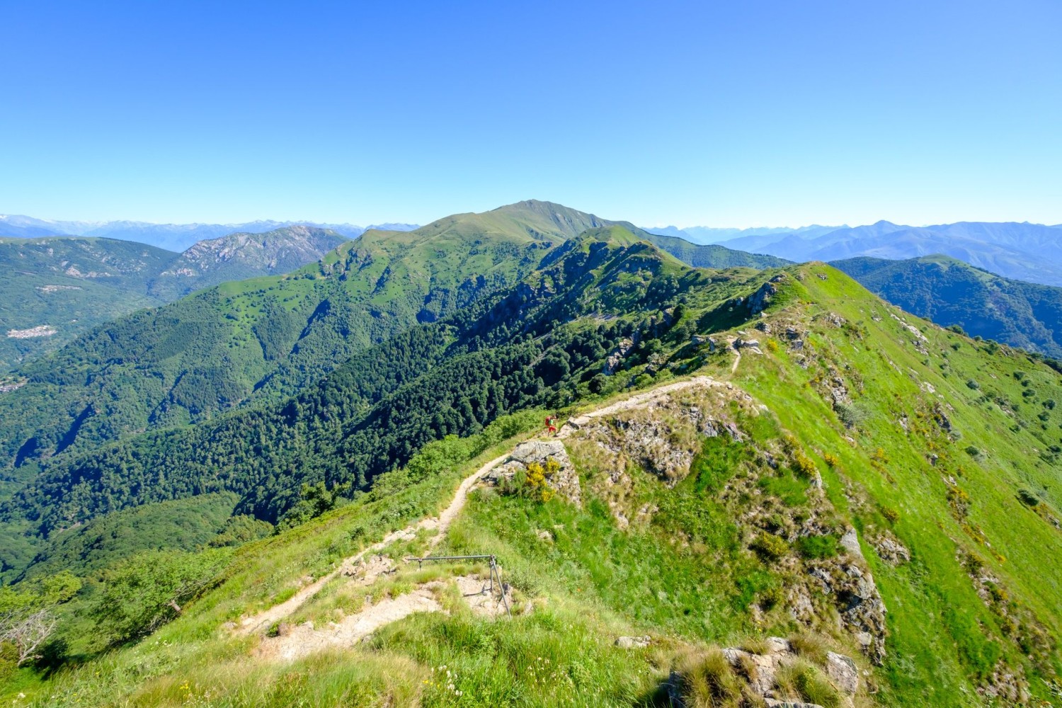 Vue panoramique depuis le chemin. Au second plan, le Gradicciòli.