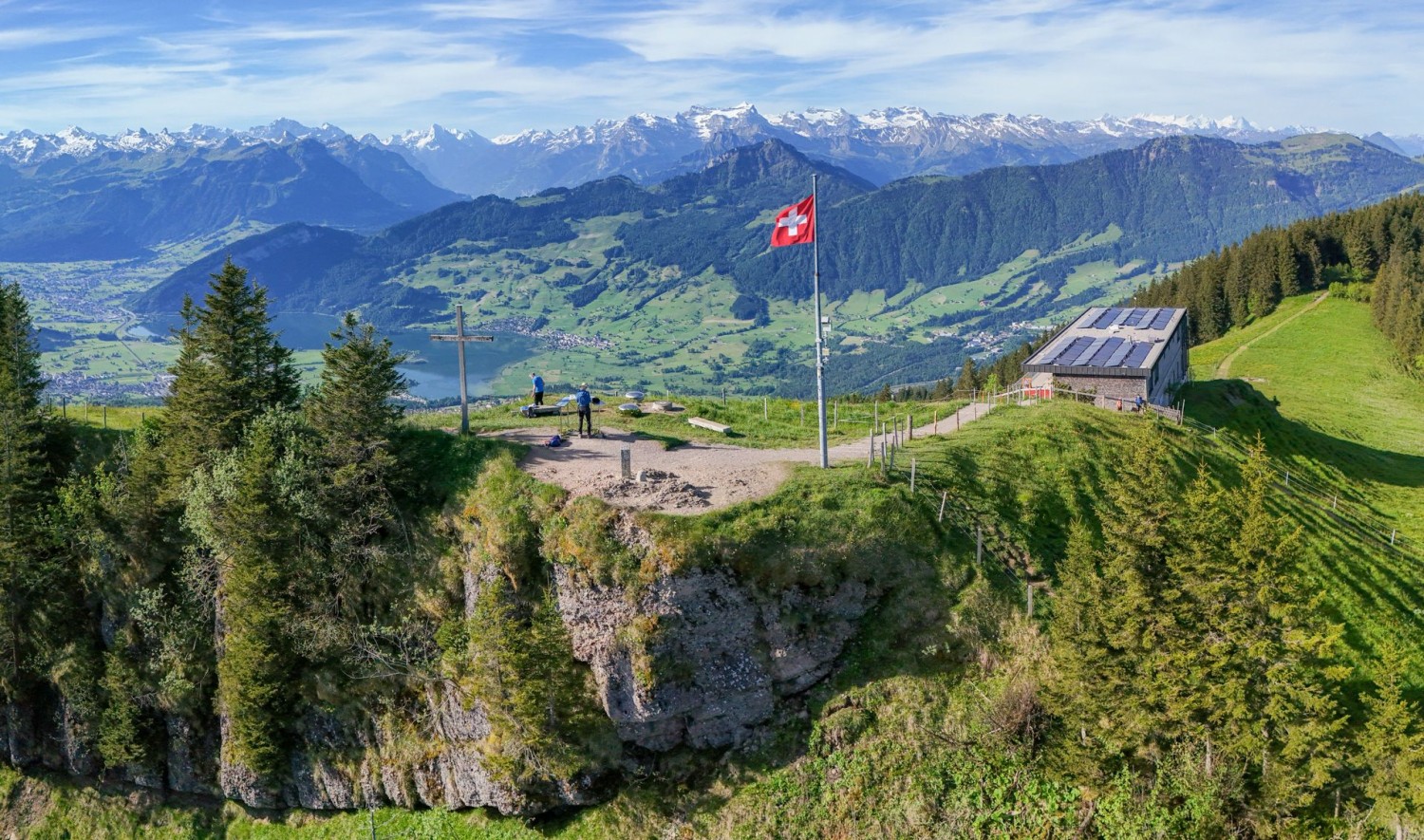 Der Wildspitzgipfel mit dem Berggasthaus. Hinter der Schweizer Fahne die Hoflue, dahinter die Innerschweizer Alpen.