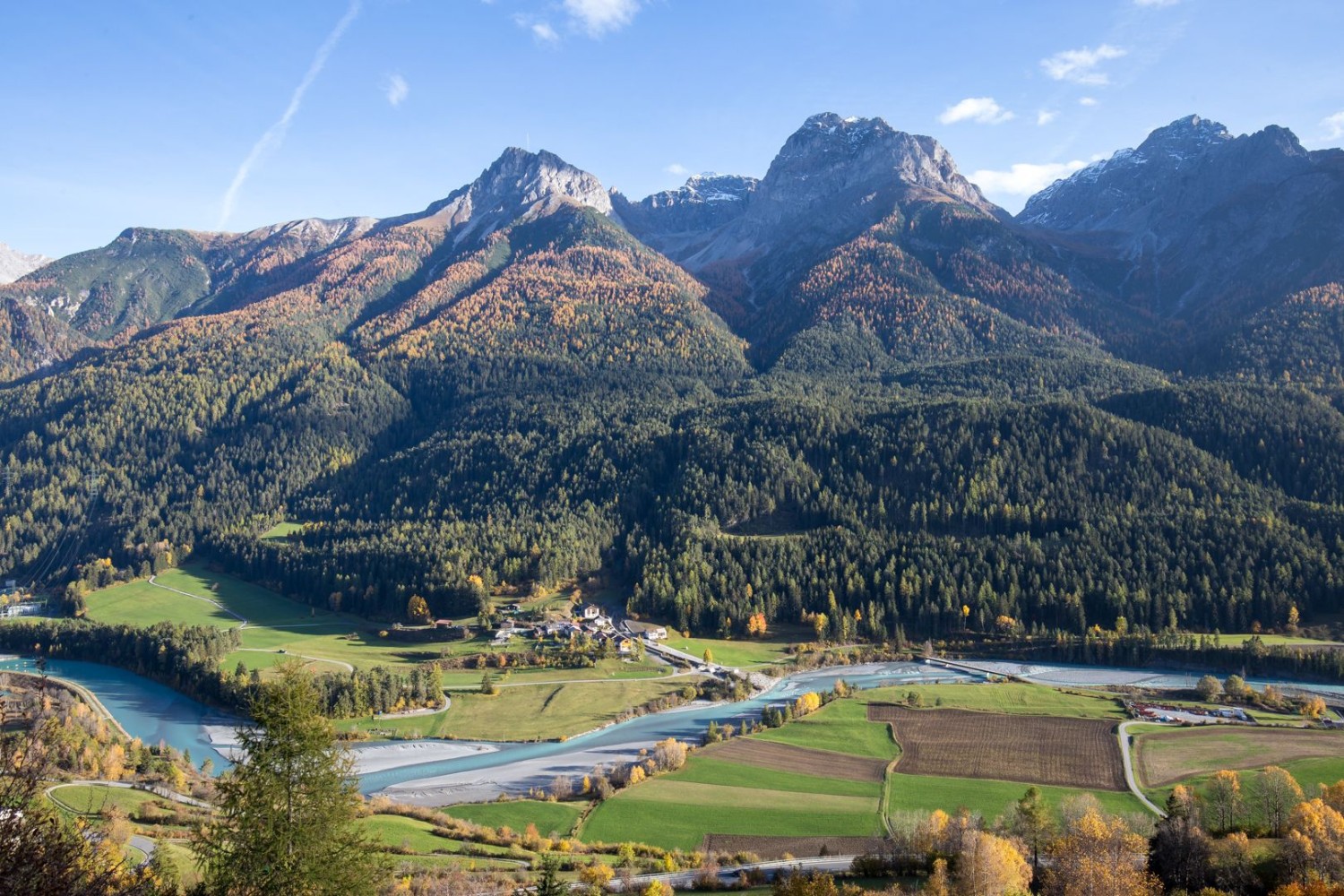 Unterwegs von Sent nach Scuol. Im Talgrund der tiefblaue Inn, darüber thronen die charakteristischen Unterengadiner Berge.